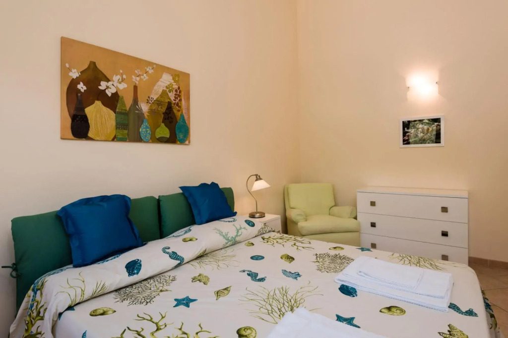 It has 2 bedrooms (one triple room with one double bed and one single, and one room with twin beds),-PERLACEA 32