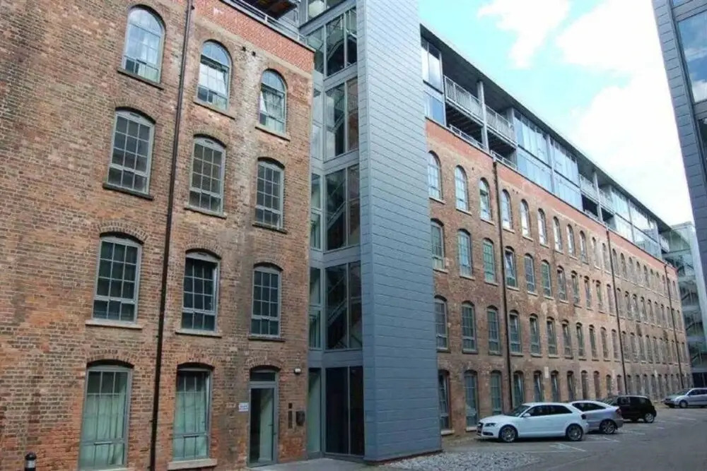 Beautiful City Centre 2-bed Apartment With Balcony