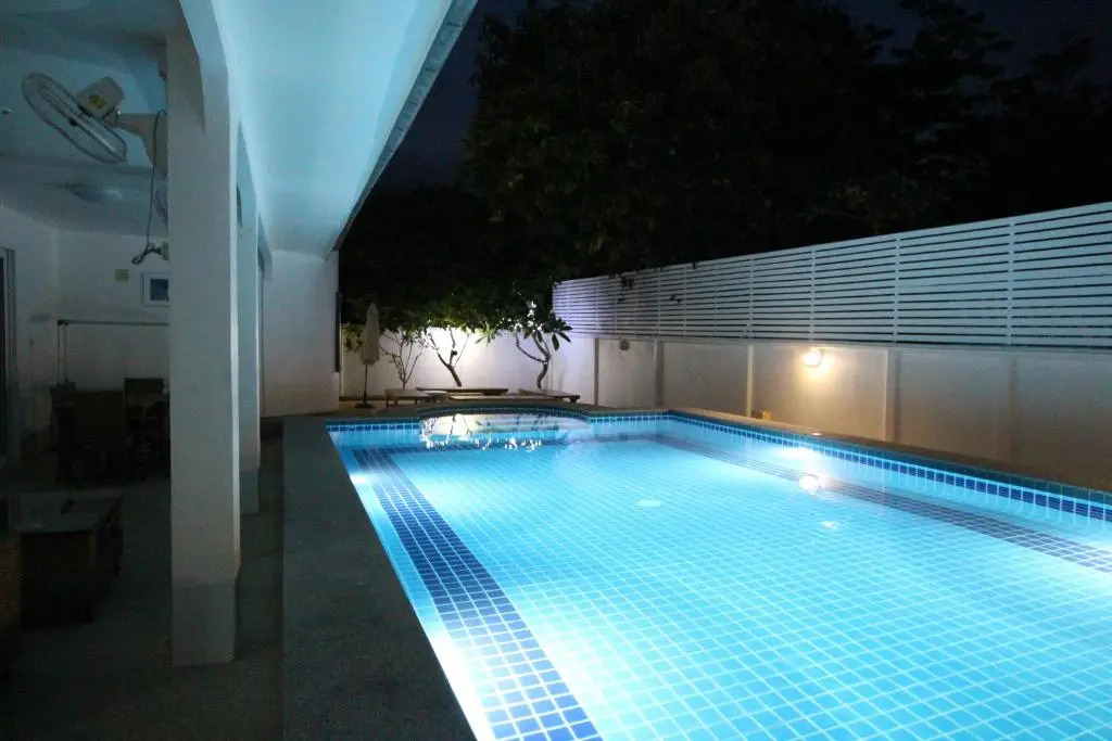 4 bedroom villa- sleeps 8