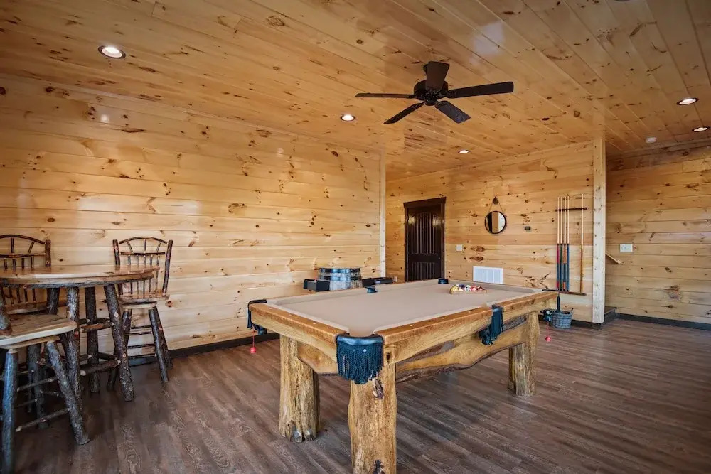 Luxe Mountain-view W/ Hot Tub 2 Bedroom Cabin