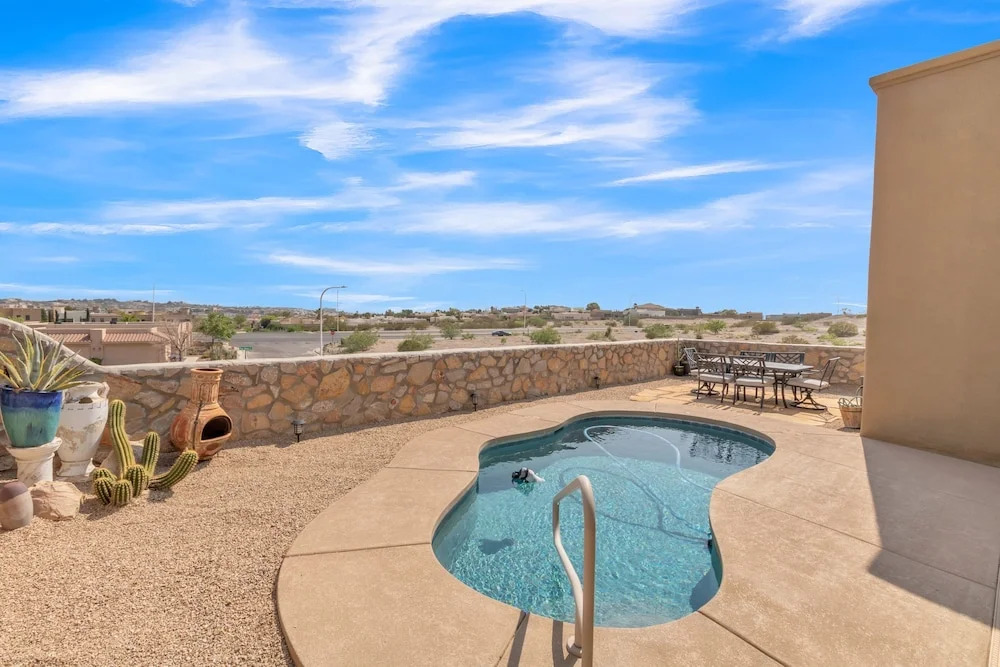 Relax & Rejuvenate: Pool, Sauna & Gym 3 Bedroom Home by RedAwning