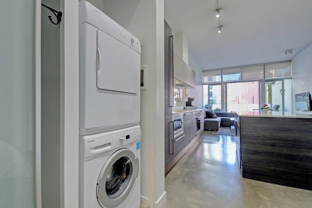 Noel Suites-Gastown