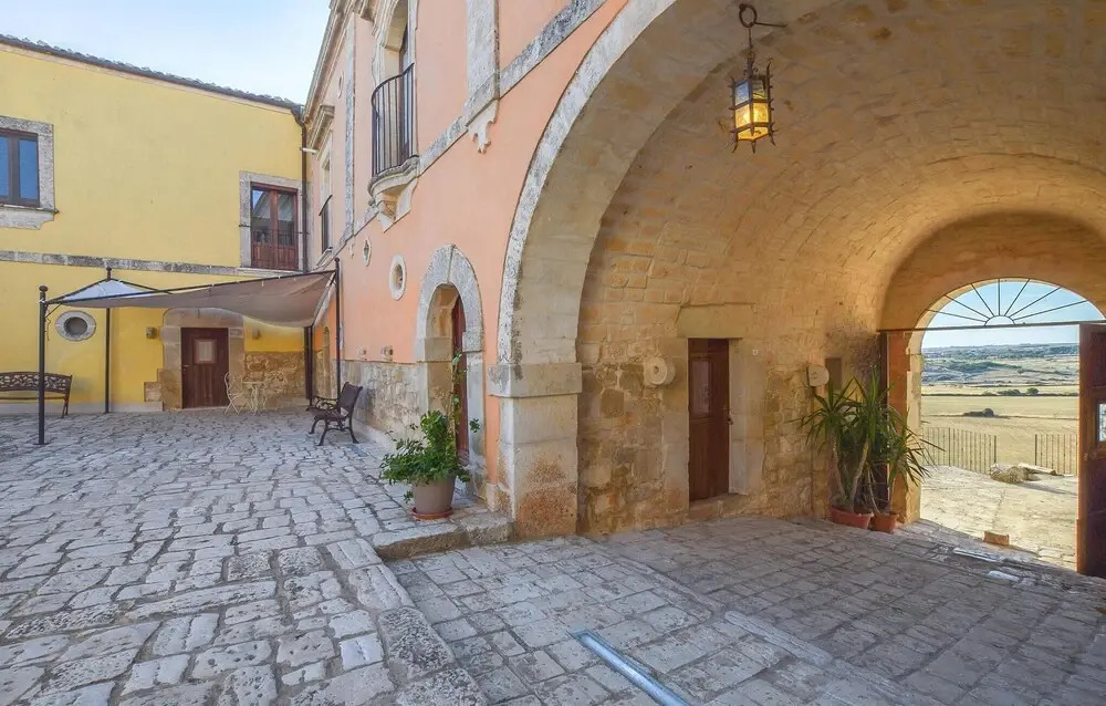 Amazing Home in Ragusa With 4 Bedrooms, Wifi and Outdoor Swimming Pool