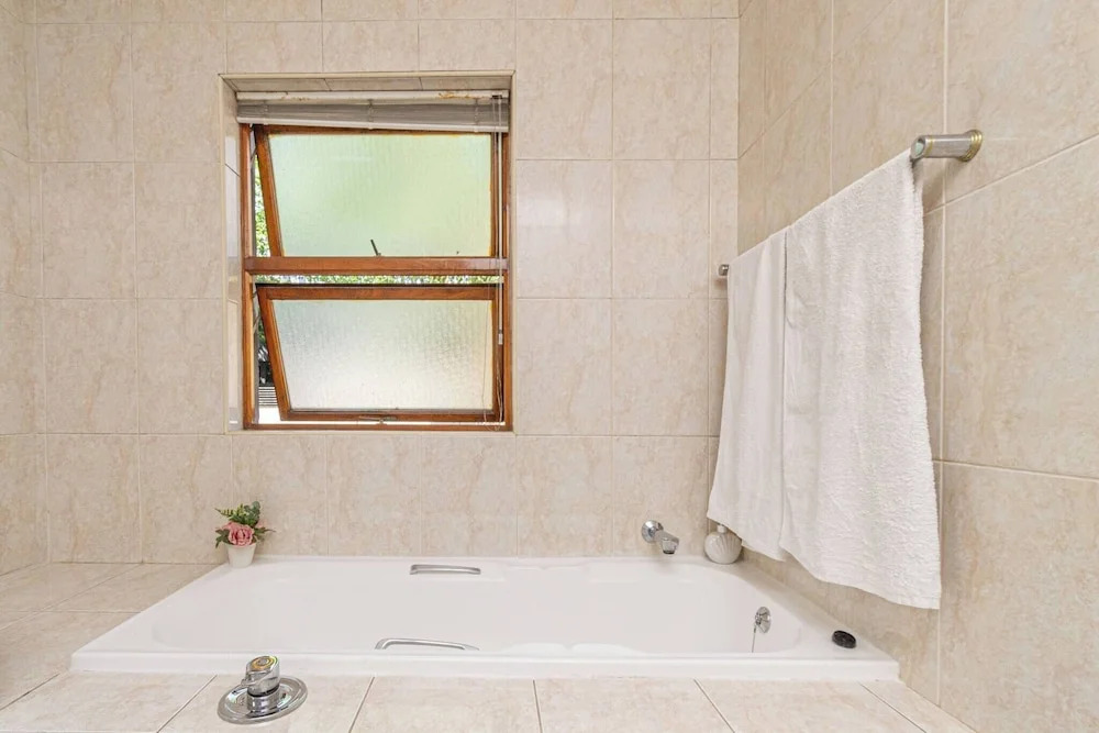 Sandton City 3 Bedroom Apartment With Balcony