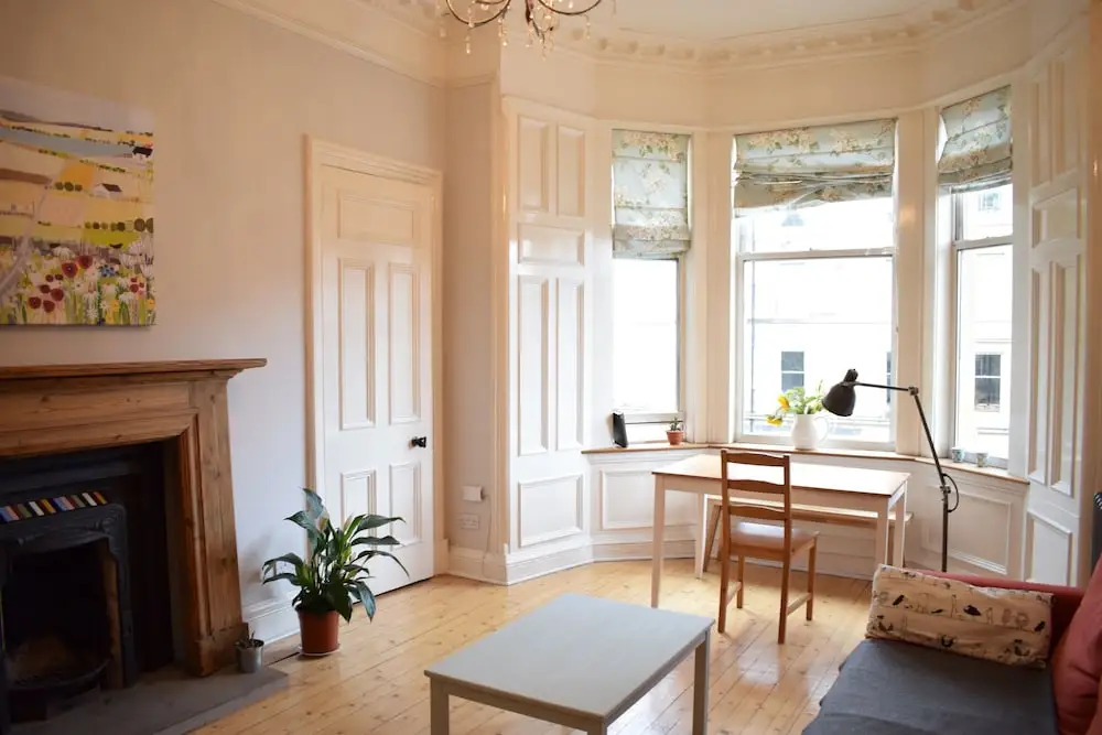 Bright 2 Bedroom Apartment in Edinburgh