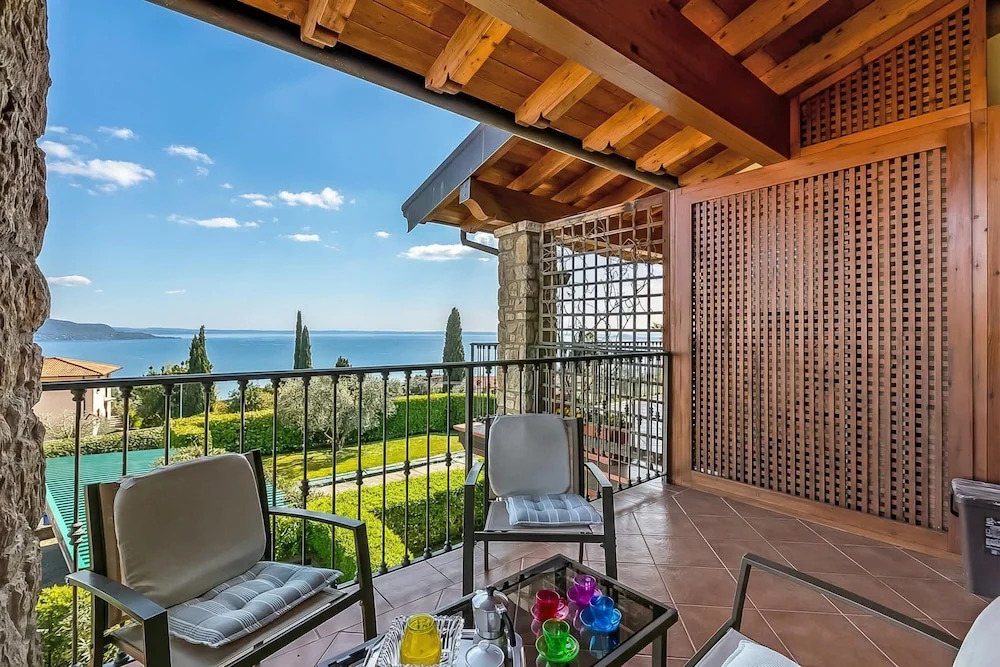Julia's House With Lakeview and shared pool