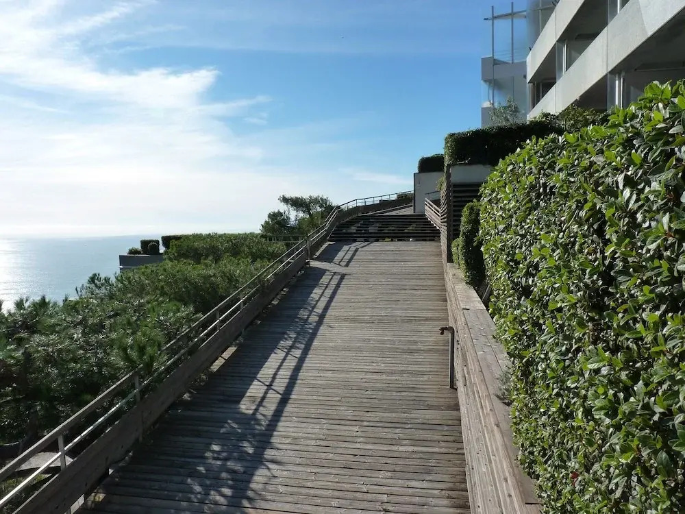 Grande piscine a debordement vue mer