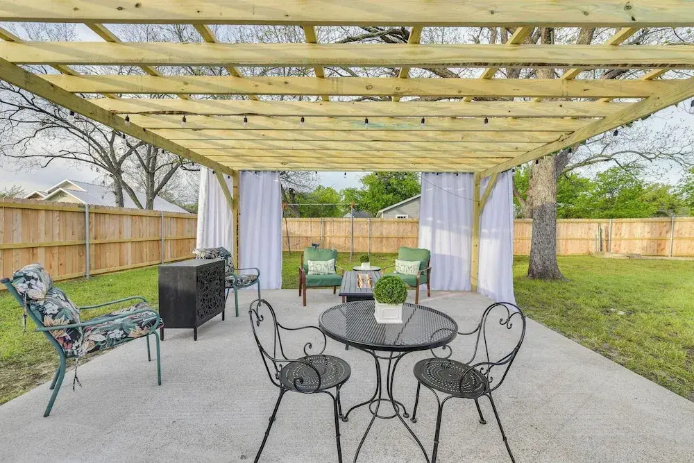 1 Mi to Dtwn Waco! Lovely Home w/ Fire Pit Table