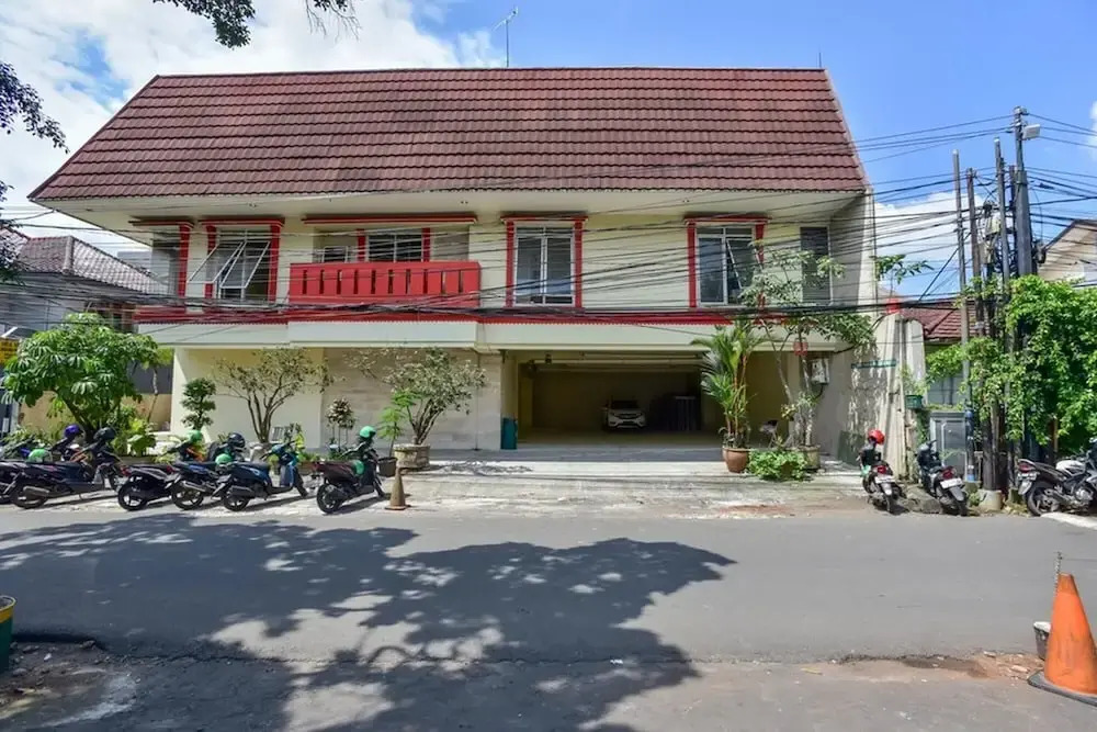 RedDoorz Plus near TIS Square