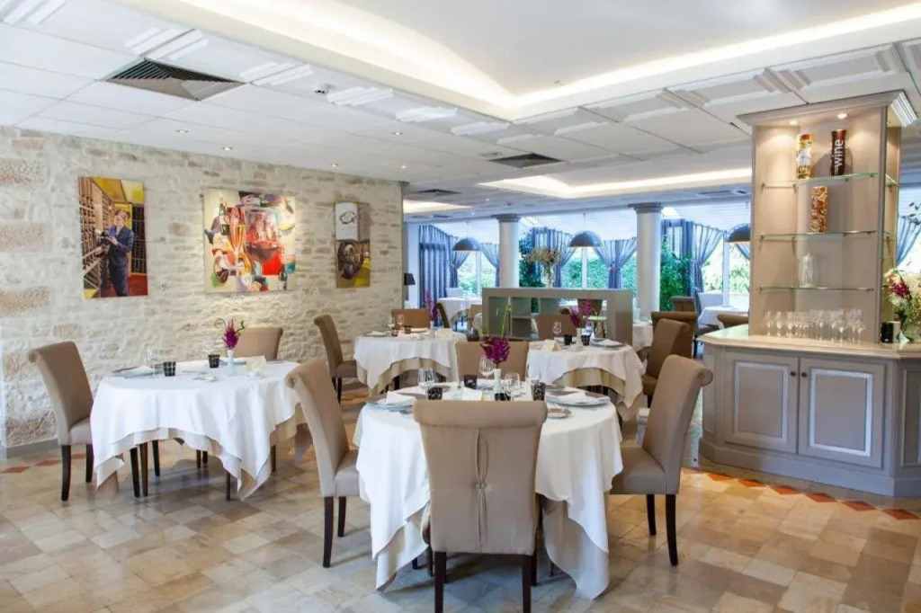 Logis Hostellerie des Clos et restaurant Bistrot des grands crus et Maison de la tour Chablis