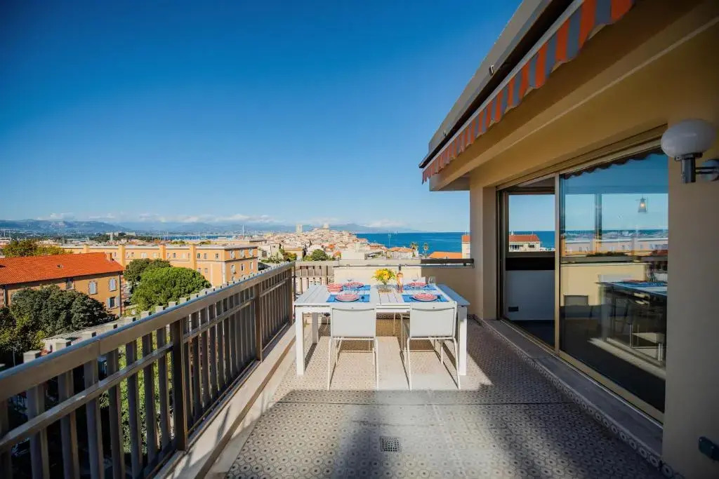 High Standing with Incredible Old Antibes and Sea views
