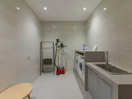 Zhiren Business Hotel (Shanghai Global Harbor Longde Road Subway Station)