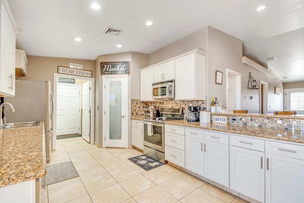 Lake Havasu City Escape: Patio, Pool + Grill!