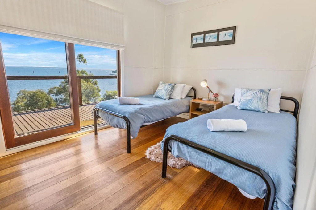 Lakescapes Cottage - 180 Degree Panoramic Views
