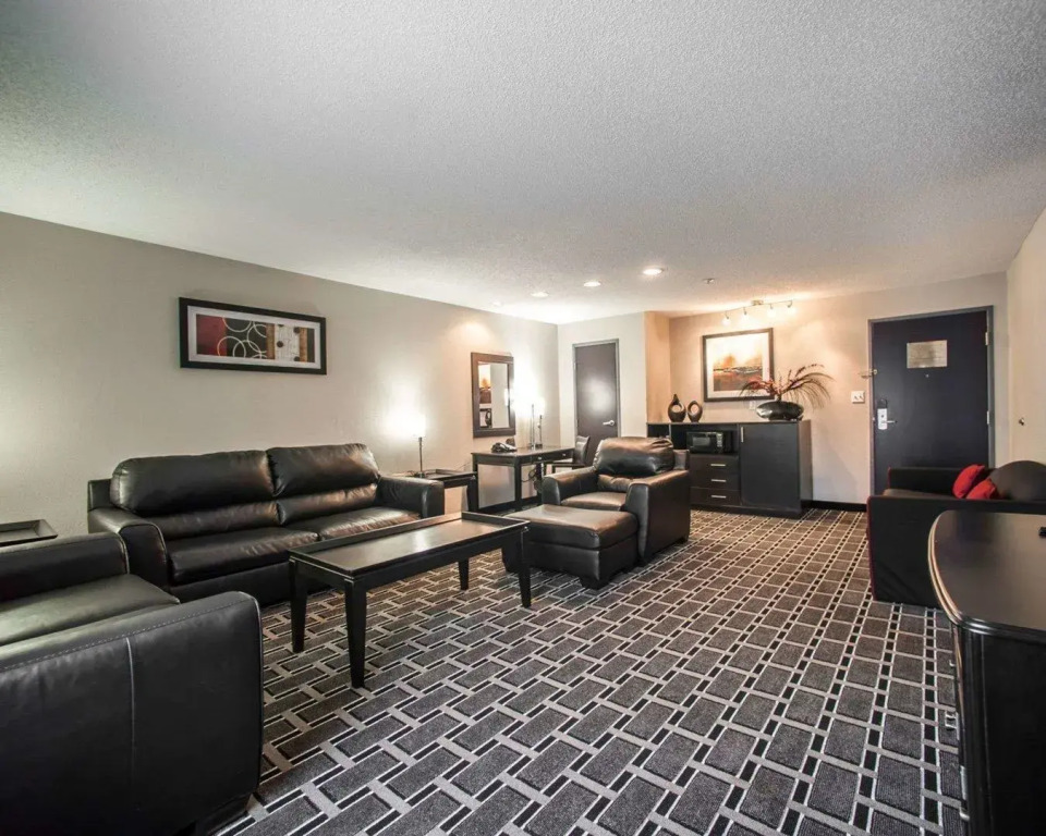 Comfort Suites Nashville Airport - BNA