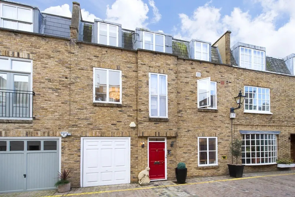 Quirky 2BR Mews House in Popular Earls Court