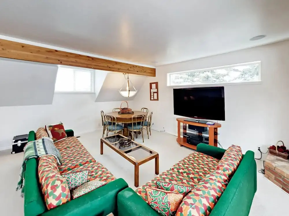 Large Near Shuttle To Slopes & Sundance 5 Bedroom Home