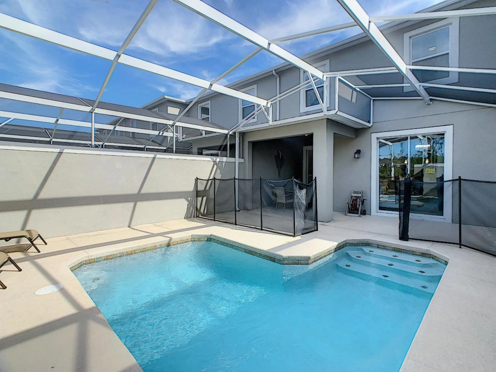 Stunning 4BR Townhouse with private pool and free resort amenities