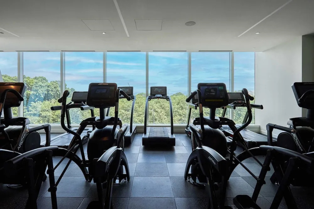Lux Apts with Lake Views and Top Amenities