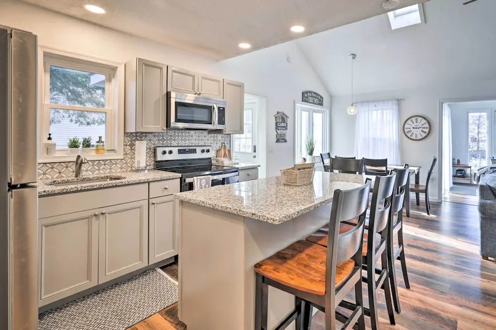 Hot Tub, Fire Pit & Game Room: Tobyhanna Home!