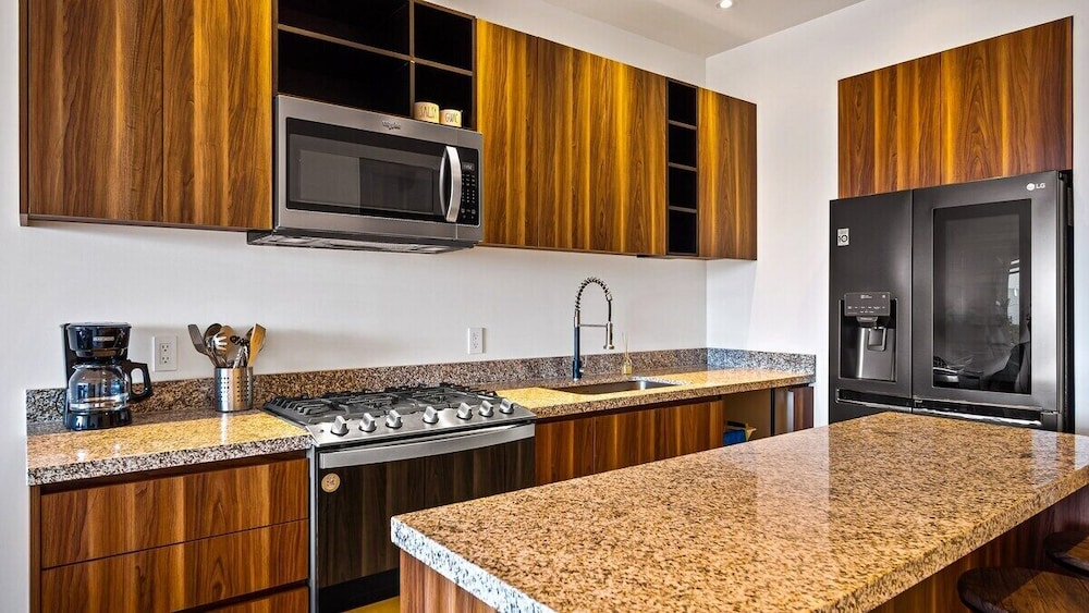 Equipped 3BR House - Pool - Gym - 5 min to Beach