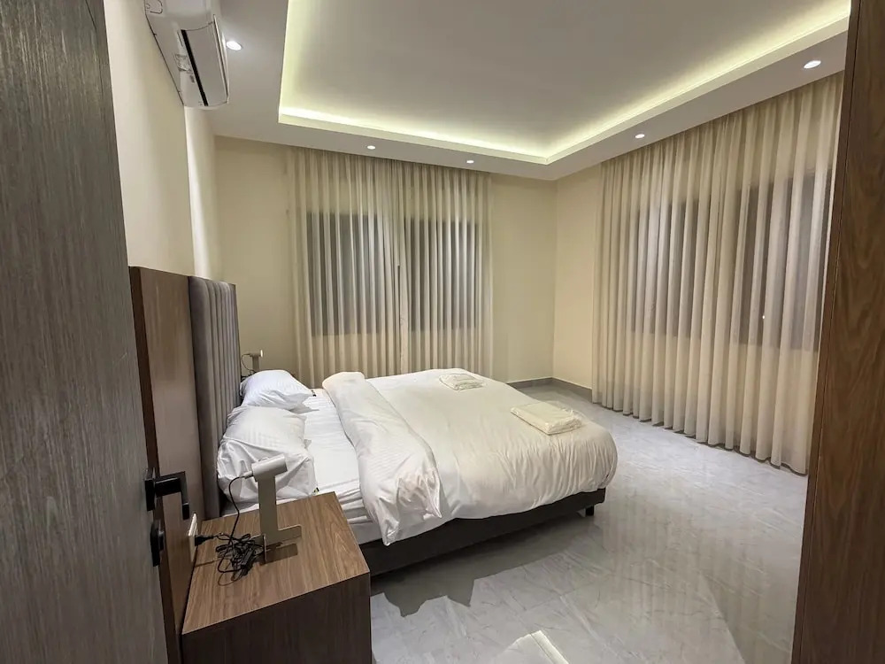 006 JRE Apartment With Stunning Boulevar