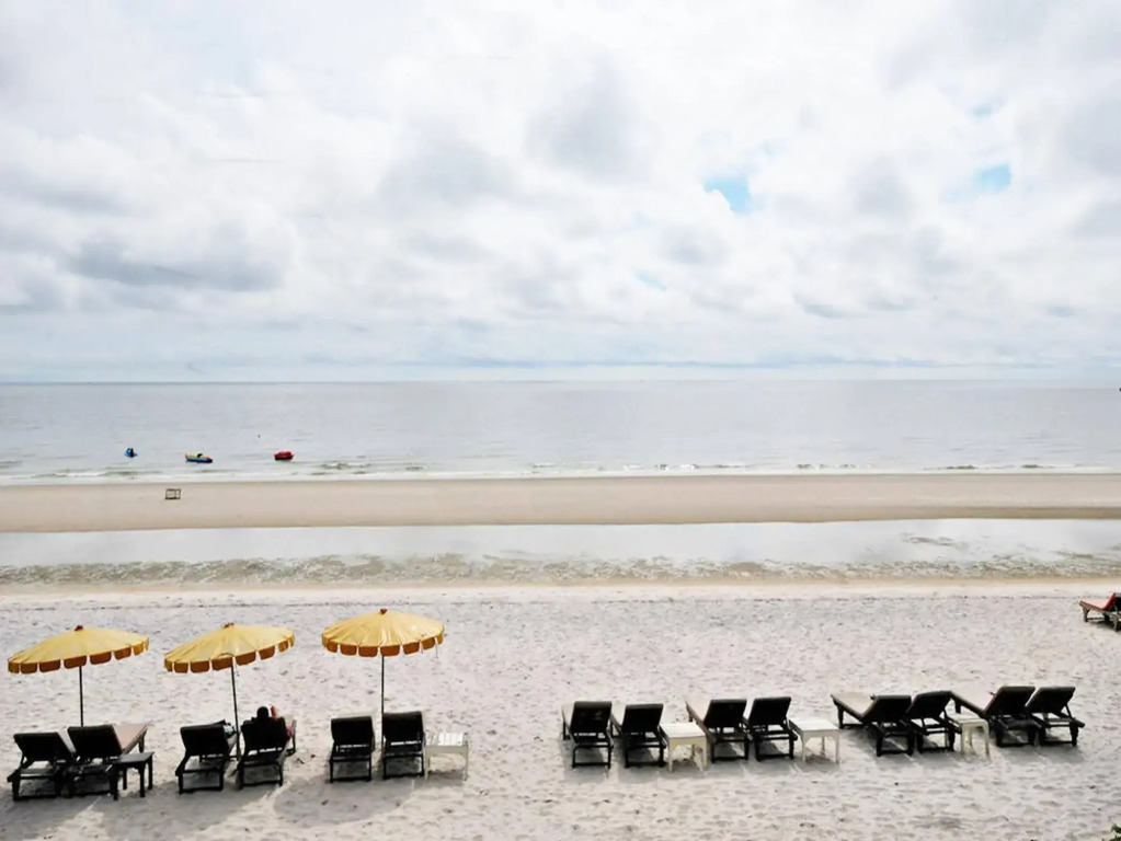 Baan Bayan Beachfront Hotel