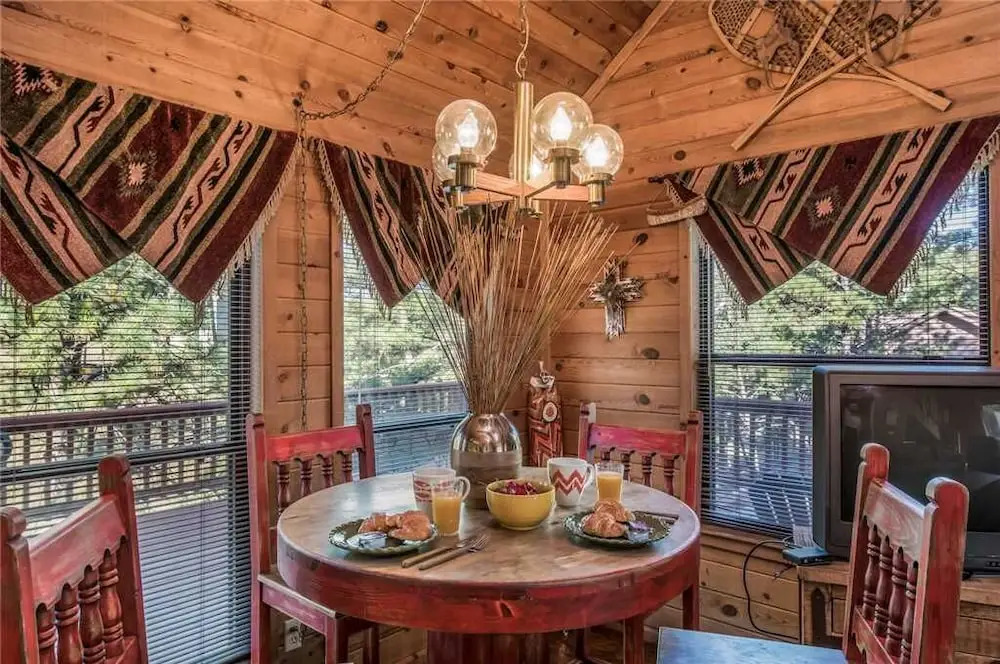 The Breathe Inn - Two Bedroom Cabin with Hot Tub