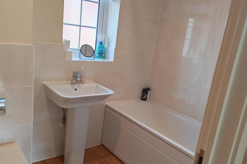 3 Bedroom House Sleeps 7 - Pets Ok - Free Parking