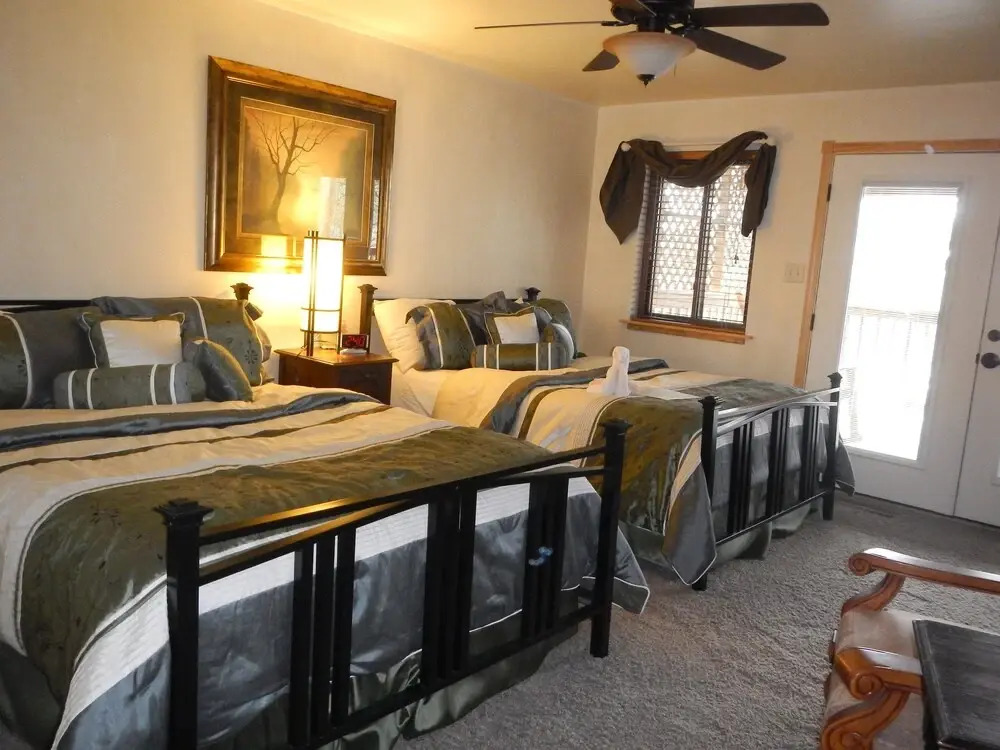 Lake view two bedroom, two bath log-sided cottage with private hot tub overlooking Lake Ouachita. by RedAwning