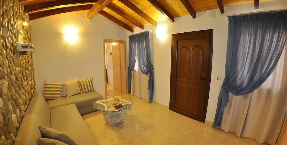 Elenas Seaside Apartments & Studios