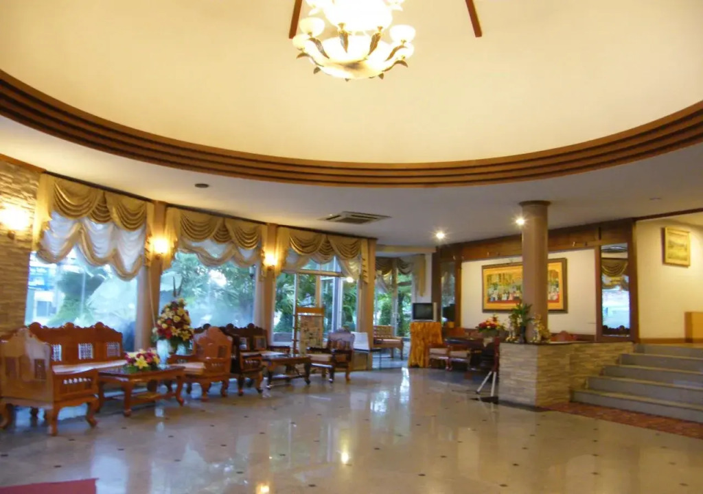 Grand Leo Hotel