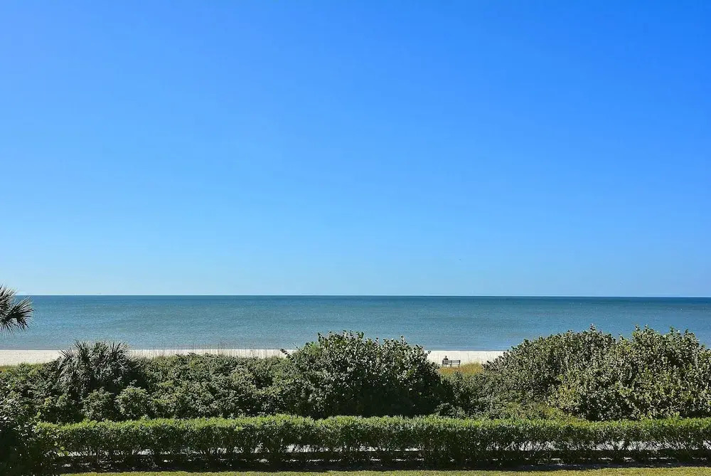 Land's End 302 Building 10 Beautifully Updated/beachfront!