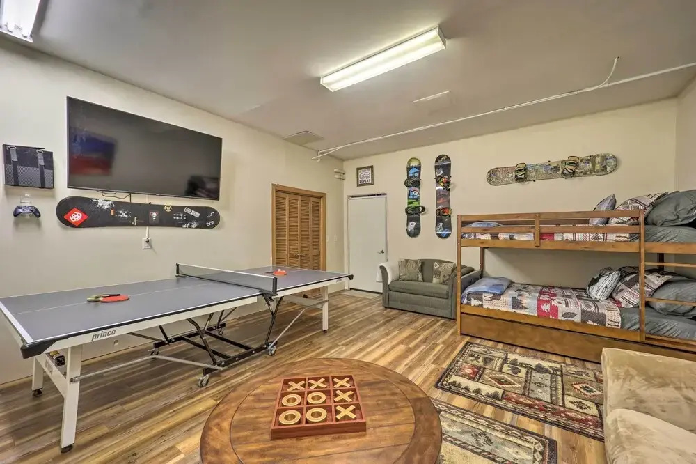 Lavish Beech Mountain Ski Cabin w/ Hot Tub!