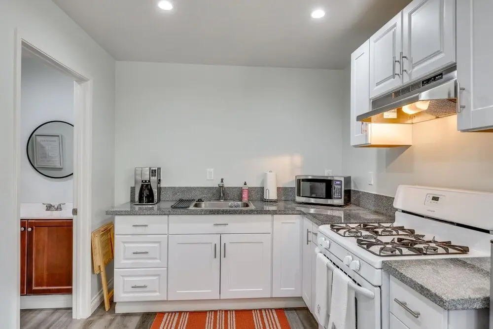 Sleek San Fernando Studio ~ 14 Mi to Universal