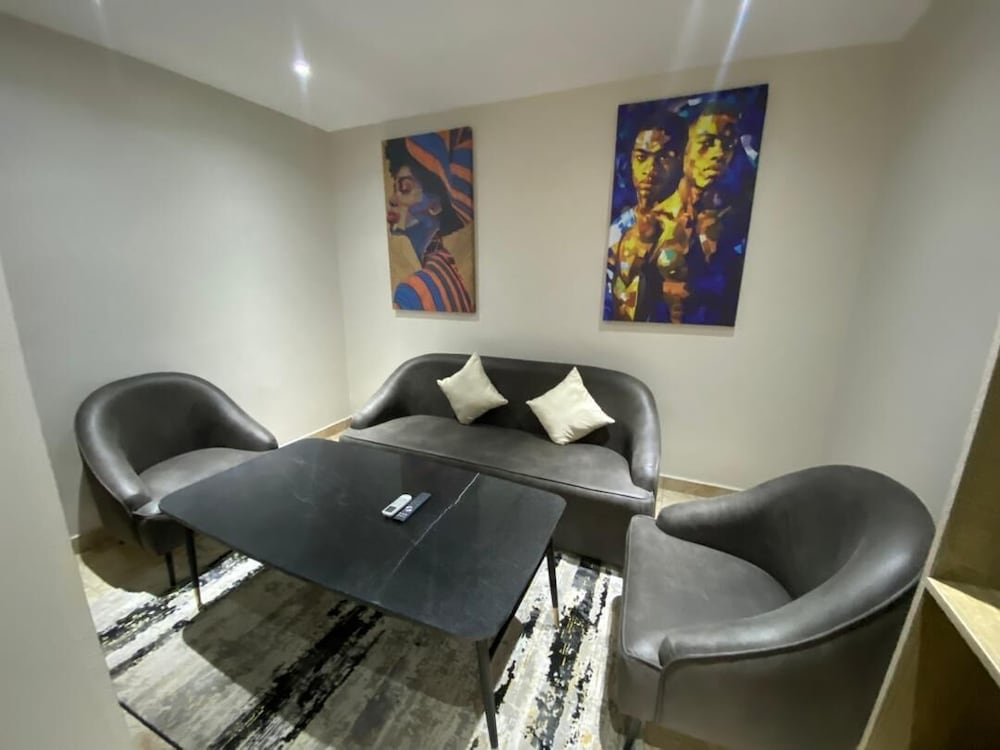 Ringruby Hotel, Oladipo Bateye