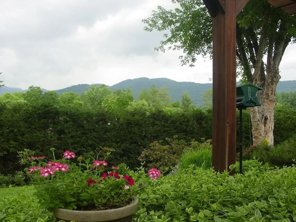 Brookside Mountain Mist Inn