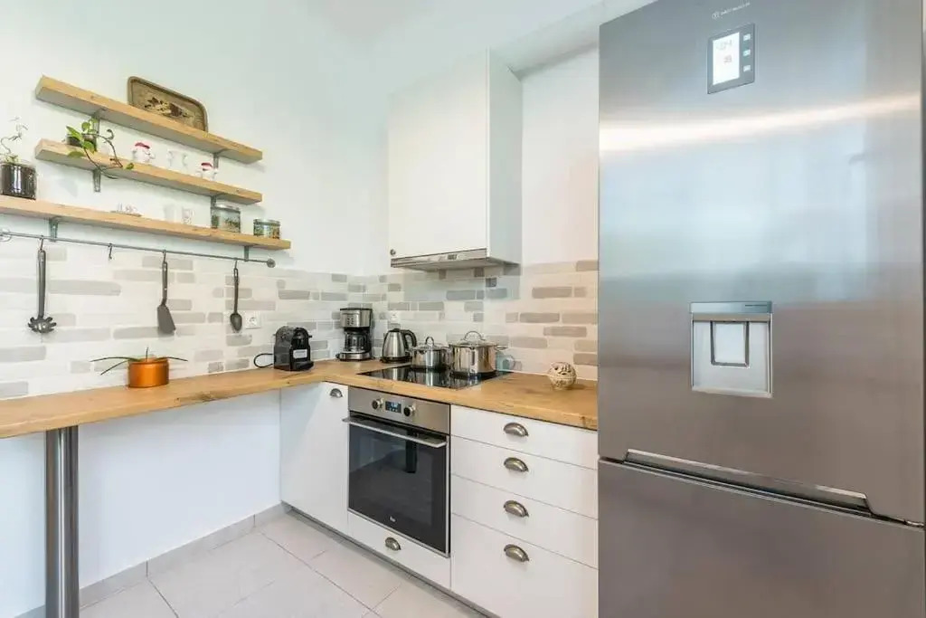 Casa Pamisou near Attiki metro station