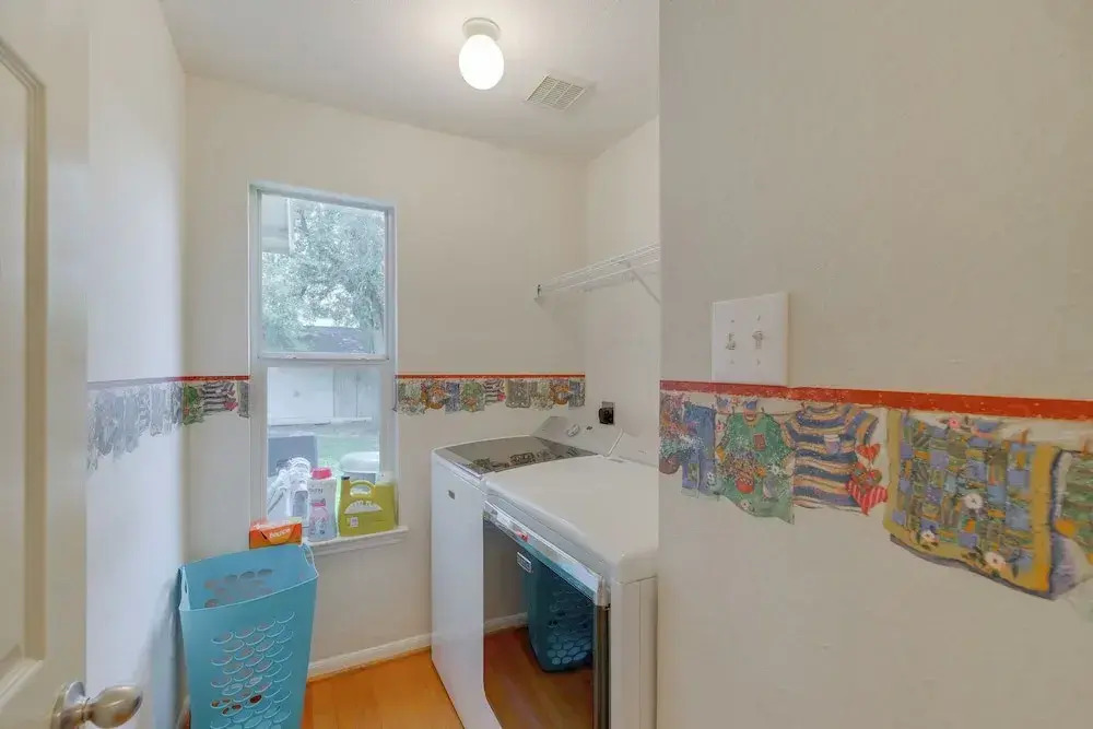 7 Mi to Downtown Baytown: Spacious Home w/ Yard