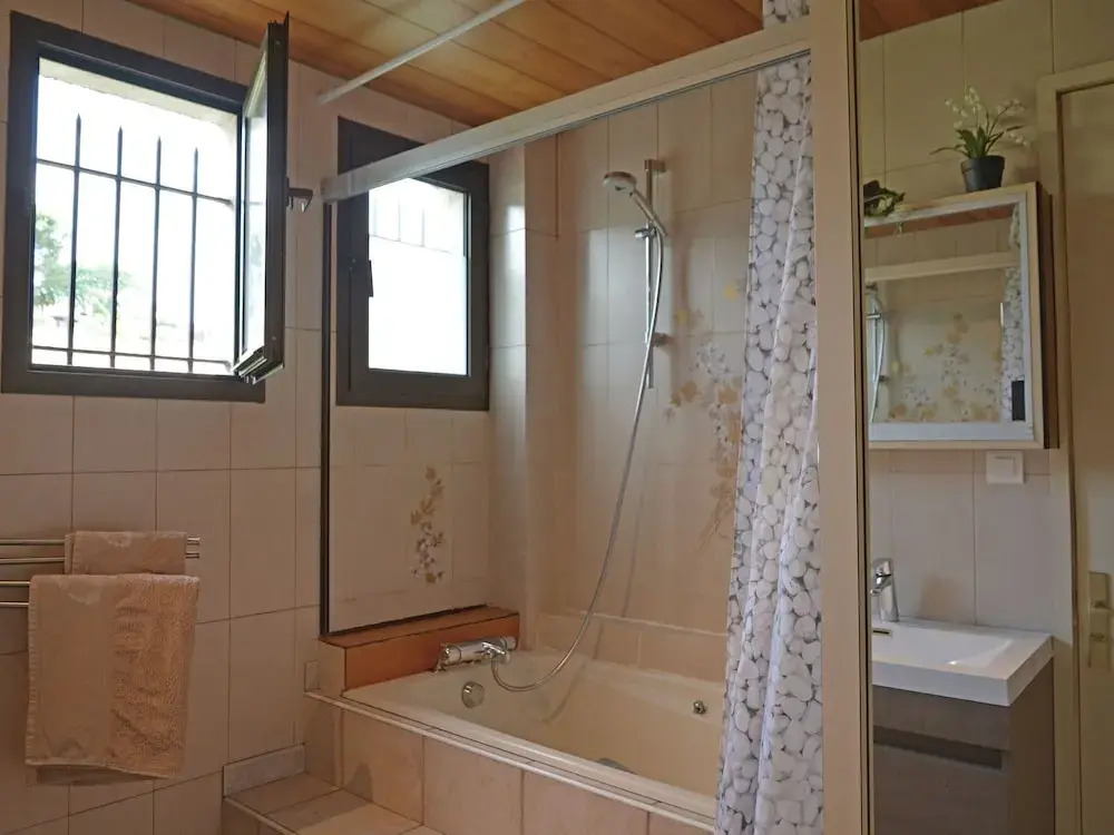 Single storey cottage with view on the Medieval city