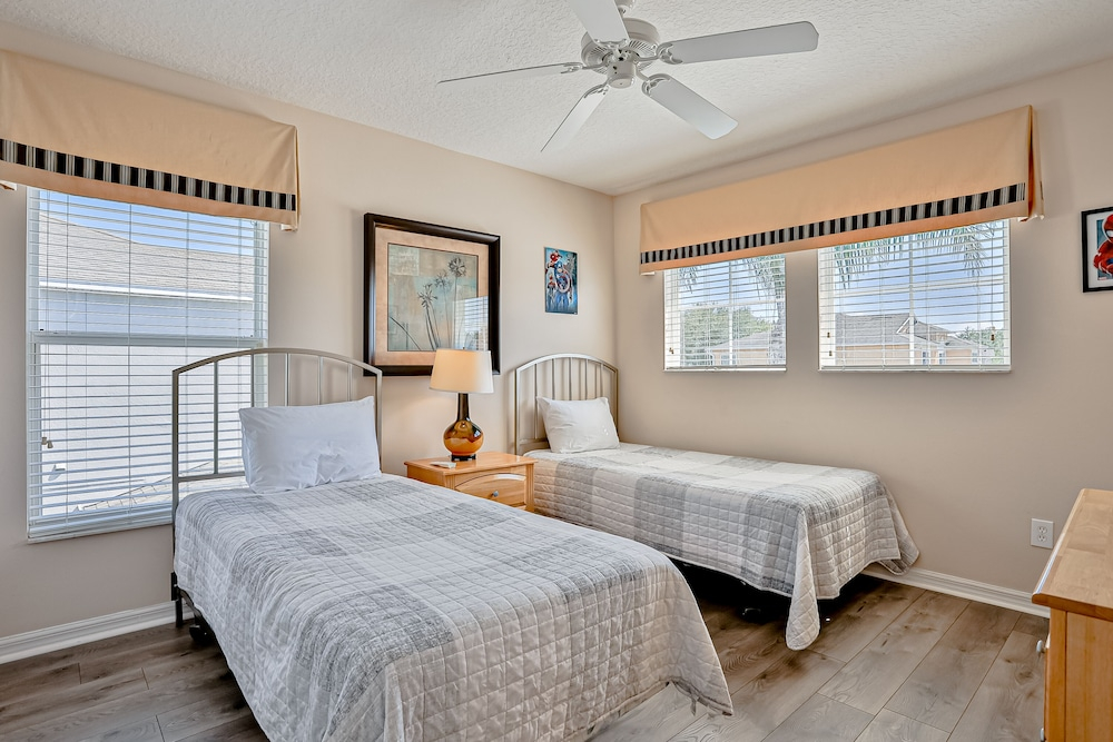 Stunning House With Lanai, Pool, Ping-pong, Full Kitchen, & Wifi
