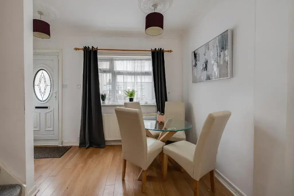 Cosy Contractor & Family House with Free Parking by ComfyWorkers