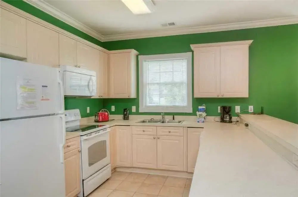 Magnolia Pointe 201 4895 3 Br condo by RedAwning