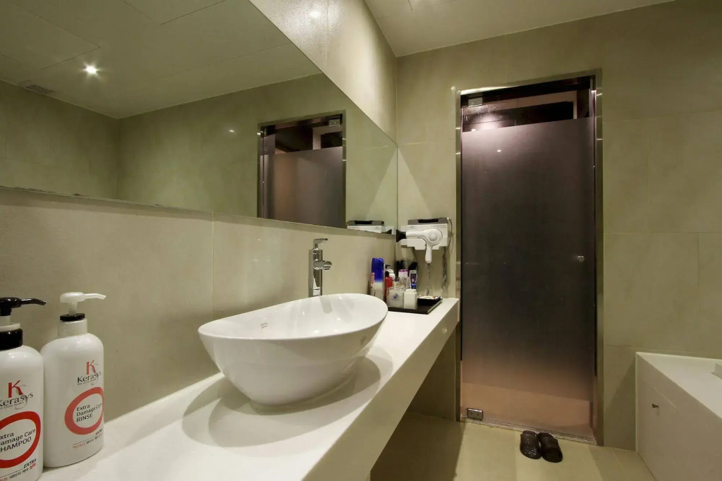 Bando Tourist Hotel