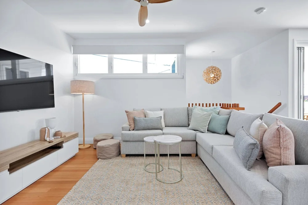 LEO2-Sophisticated Beach Holiday Home