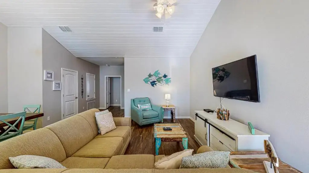 BC403 Fabulous Townhome with Beach Decor, Shared Heated Pool, Garage Access