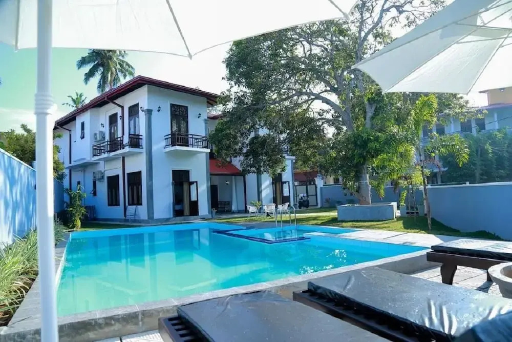 The villa has 6 bedrooms, 1 bathroom, a flat-screen Tv with satellite channels,