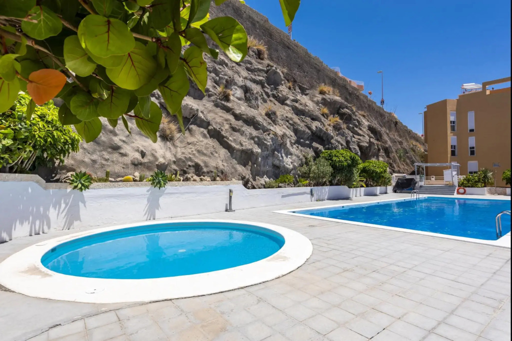 Beachfront triplex with swimming pool parking