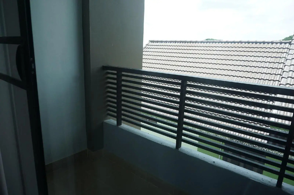 Parisa Place Hotel