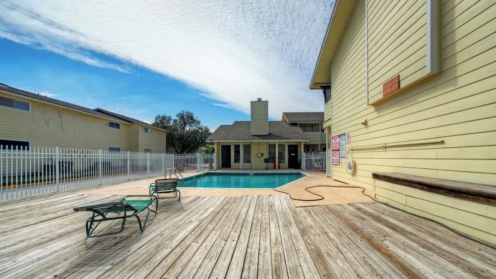Seaside Haven by Avantstay Beautiful Condo + Communal Pool + Near North Padre Island and Whitecap Beach